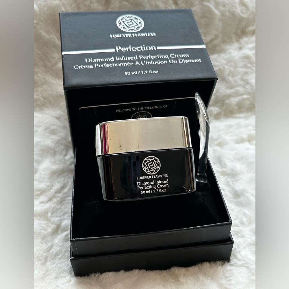 Forever Flawless Diamond Infused Perfecting Cream (anti-aging properties)